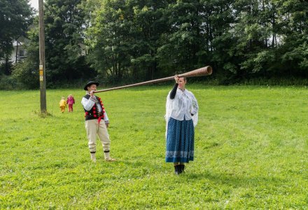 Uroczystość upamiętnienia mjra Adolfa Pilcha - gra na trombicie rozpoczęła uroczystość - rozpoczęcie uroczystości sygnał trombity